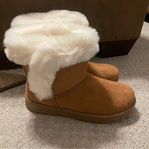 Cozy Tan Boots with White Fur Trim